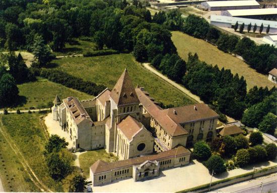 depuis-2006-le-monastere-des-dominicaines-est-occupe-par-la-famille-missionnaire-de-notre-dame-coll-b-brousse-studio-allix.jpg