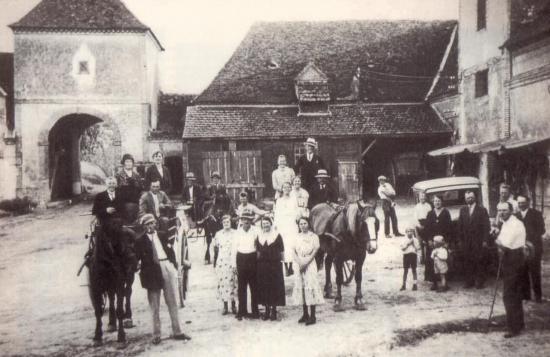 des-son-arrive-la-communaute-neerlandaise-se-regroupe-dans-des-temples-improvises-comme-ici-dans-la-ferme-de-piet-quaak.jpg