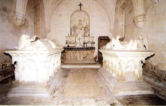 gisants-a-l-interieur-de-la-chapelle-funeraire-coll-m-soubirous.jpg