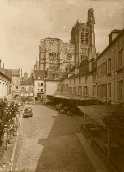 l-hotel-de-l-ecu-tel-qu-il-existait-jusqu-en-1965-au-fond-la-rue-de-la-republique-fond-pissot-bis.jpg